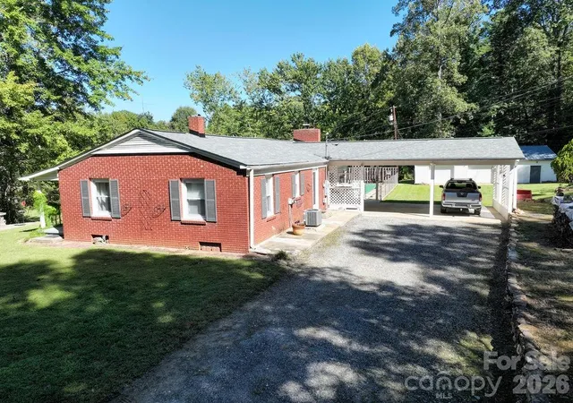 Photo 4 of Single family home for sale at 709 Berry Pl SW, Lenoir, NC 28645 | MLS# 4427927 | Listing updated on 2026-09-30