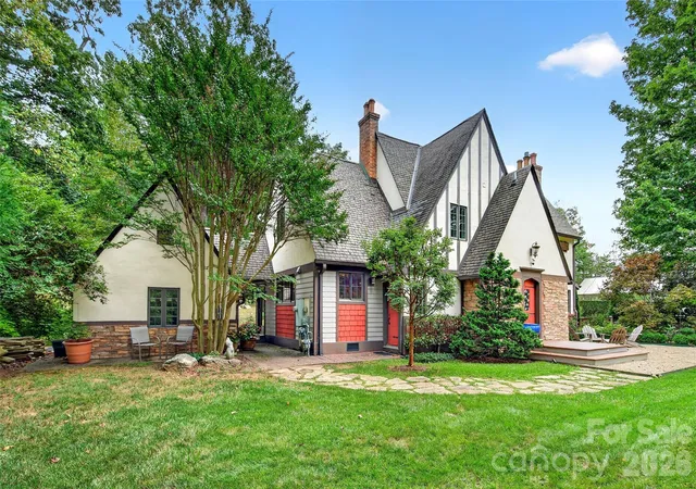 Photo 2 of Single family home for sale at 22 Manchester Dr, Asheville, NC 28805 | MLS# 4427929 | Listing updated on 2026-10-03