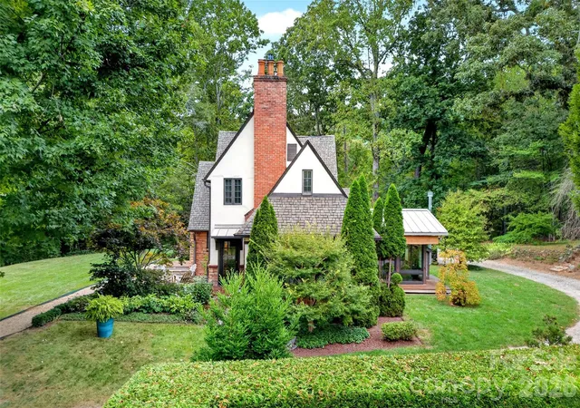 Photo 3 of Single family home for sale at 22 Manchester Dr, Asheville, NC 28805 | MLS# 4427929 | Listing updated on 2026-10-03