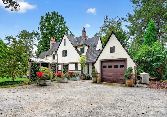 Photo 3 of Single family home for sale at 22 Manchester Dr, Asheville, NC 28805 | MLS# 4427929 | Listing updated on 2026-10-03