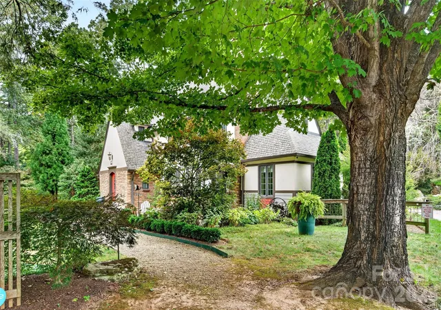 Photo 4 of Single family home for sale at 22 Manchester Dr, Asheville, NC 28805 | MLS# 4427929 | Listing updated on 2026-10-03