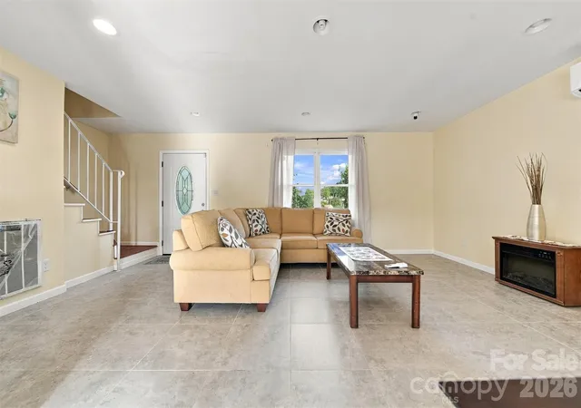 Photo 3 of Single family home for sale at 861 8th Street Pl Se, Hickory, NC 28602 | MLS# 4427946 | Listing updated on 2026-09-30