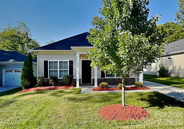 Photo 1 of Single family home for sale at 528 Cabarrus Ave, Mooresville, NC 28115 | MLS# 4427984 | Listing updated on 2026-09-24