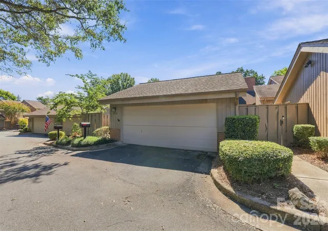 Photo 2 of Sale Pending at 4921 Torrey Pines Ct, Charlotte, NC 28226 | MLS# 4427987 | Listing updated on 2026-10-04