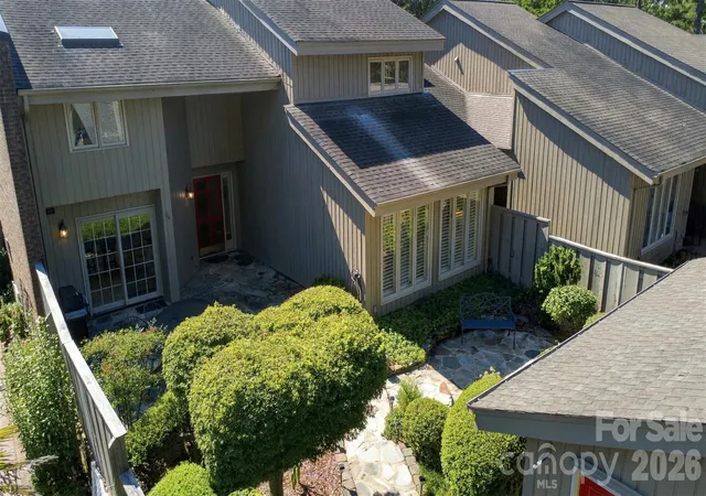 Photo 4 of Sale Pending at 4921 Torrey Pines Ct, Charlotte, NC 28226 | MLS# 4427987 | Listing updated on 2026-10-04