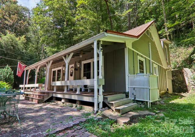 Photo 1 of Single family home for sale at 16 Wits End Way, Waynesville, NC 28785 | MLS# 4428017 | Listing updated on 2026-10-02