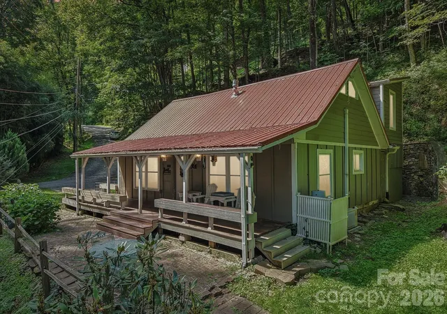 Photo 2 of Single family home for sale at 16 Wits End Way, Waynesville, NC 28785 | MLS# 4428017 | Listing updated on 2026-10-02