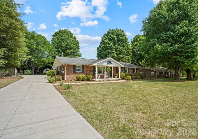Photo 1 of Single family home for sale at 3328 Sulphur Springs Rd Ne, Hickory, NC 28601 | MLS# 4428036 | Listing updated on 2026-09-25