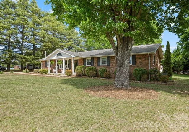 Photo 2 of Single family home for sale at 3328 Sulphur Springs Rd Ne, Hickory, NC 28601 | MLS# 4428036 | Listing updated on 2026-09-25