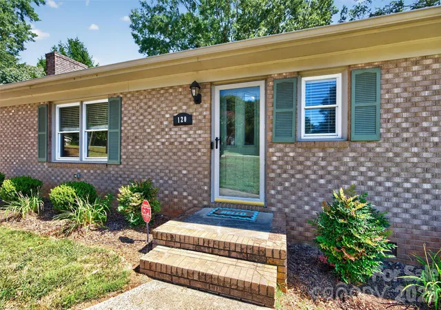 Photo 1 of Single family home for sale at 120 Regal Cir, Mooresville, NC 28117 | MLS# 4428050 | Listing updated on 2026-09-30