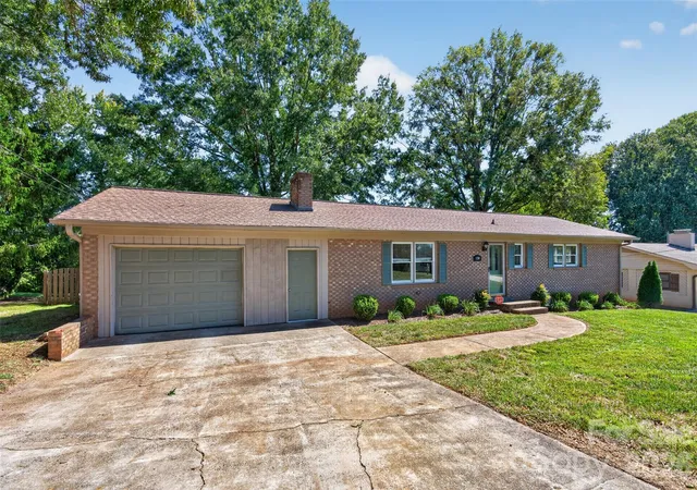 Photo 2 of Single family home for sale at 120 Regal Cir, Mooresville, NC 28117 | MLS# 4428050 | Listing updated on 2026-09-30