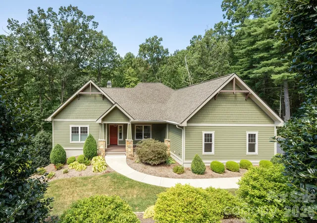 Photo 1 of Single family home for sale at 8 Manorwood Ct, Flat Rock, NC 28731 | MLS# 4428068 | Listing updated on 2026-10-02
