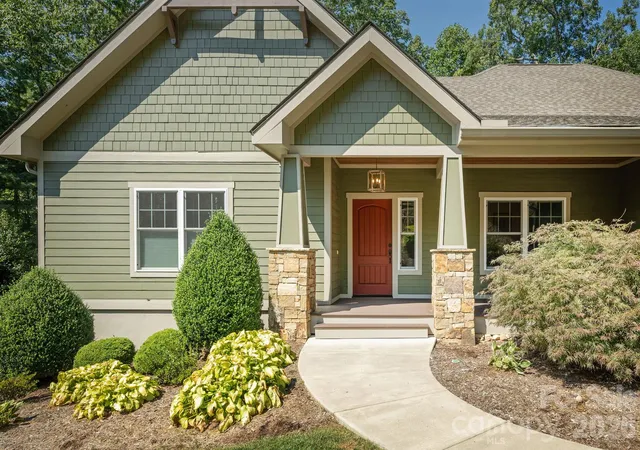 Photo 2 of Single family home for sale at 8 Manorwood Ct, Flat Rock, NC 28731 | MLS# 4428068 | Listing updated on 2026-10-02