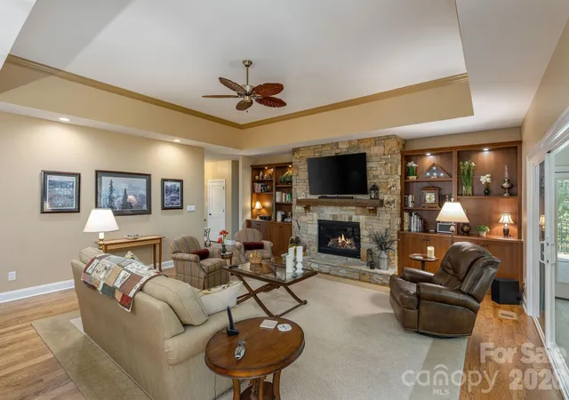 Photo 3 of Single family home for sale at 8 Manorwood Ct, Flat Rock, NC 28731 | MLS# 4428068 | Listing updated on 2026-10-02