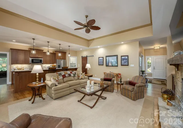 Photo 4 of Single family home for sale at 8 Manorwood Ct, Flat Rock, NC 28731 | MLS# 4428068 | Listing updated on 2026-10-02