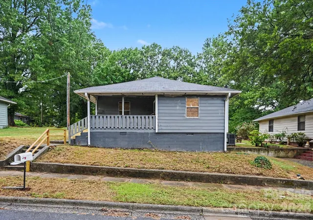 Photo 2 of Single family home for sale at 405 N Boyce St, Gastonia, NC 28052 | MLS# 4428069 | Listing updated on 2026-10-01