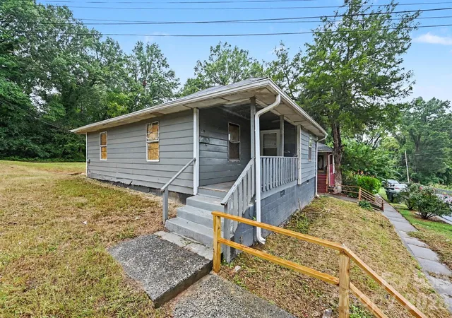 Photo 3 of Single family home for sale at 405 N Boyce St, Gastonia, NC 28052 | MLS# 4428069 | Listing updated on 2026-10-01
