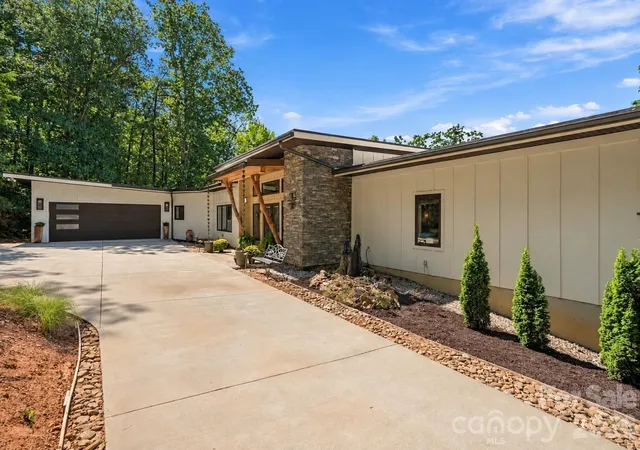 Photo 2 of Single family home for sale at 1133 Altamont Rd, Greenville, SC 29609 | MLS# 4428083 | Listing updated on 2026-09-25