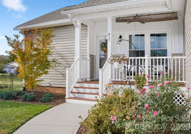 Photo 1 of Single family home for sale at 457 Riverwind Dr, Hendersonville, NC 28739 | MLS# 4428088 | Listing updated on 2026-09-28