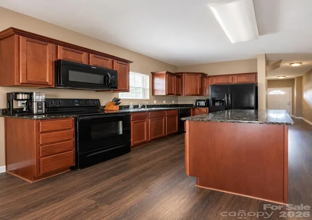 Photo 2 of Single family home for sale at 117 Lookout Point Pl, Mooresville, NC 28115 | MLS# 4428092 | Listing updated on 2026-09-24