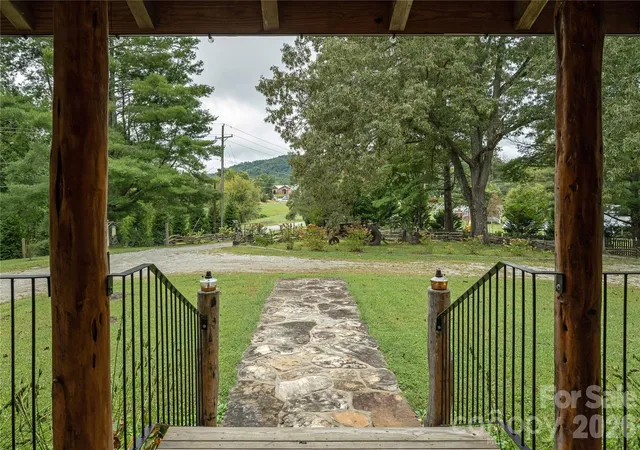 Photo 2 of Single family home for sale at 10 Black Bear Dr, Hendersonville, NC 28792 | MLS# 4428110 | Listing updated on 2026-09-27