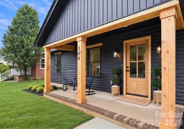 Photo 3 of Single family home for sale at 304 Garden St E, Landis, NC 28088 | MLS# 4428130 | Listing updated on 2026-10-07