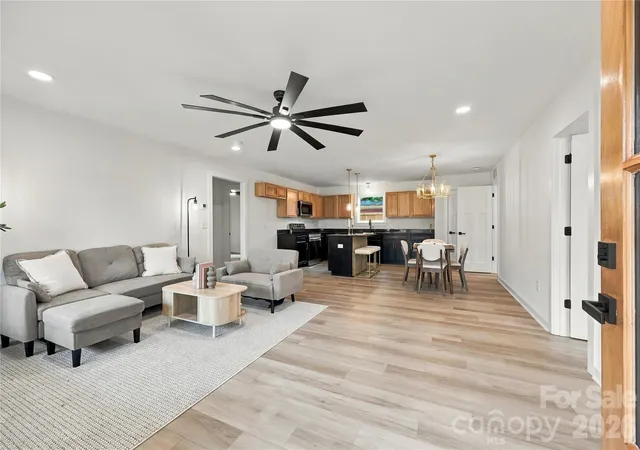Photo 4 of Single family home for sale at 304 Garden St E, Landis, NC 28088 | MLS# 4428130 | Listing updated on 2026-10-07