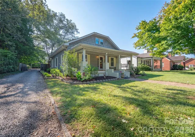 Photo 3 of Single family home for sale at 826 Davie Ave, Statesville, NC 28677 | MLS# 4428138 | Listing updated on 2026-09-28