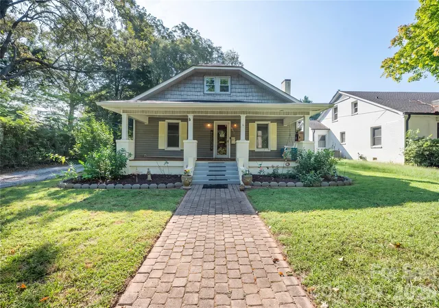 Photo 4 of Single family home for sale at 826 Davie Ave, Statesville, NC 28677 | MLS# 4428138 | Listing updated on 2026-09-28