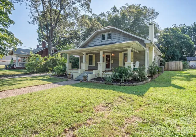 Photo 1 of Single family home for sale at 826 Davie Ave, Statesville, NC 28677 | MLS# 4428138 | Listing updated on 2026-09-28