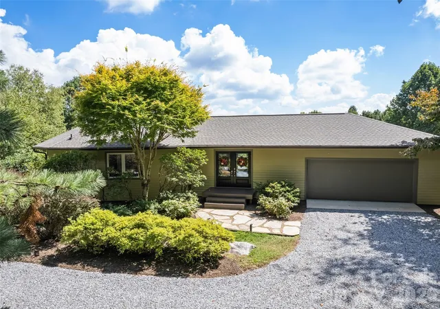 Photo 4 of Single family home for sale at 555 Live Oak Loop, Waynesville, NC 28785 | MLS# 4428160 | Listing updated on 2026-09-25