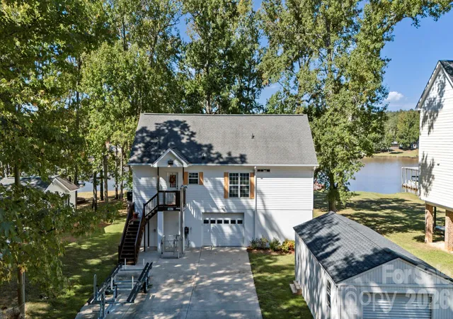 Photo 2 of Single family home for sale at 1960 White Rd, Camden, SC 29020 | MLS# 4428169 | Listing updated on 2026-10-28