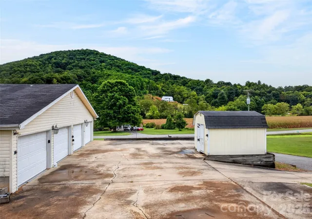 Photo 3 of Single family home for sale at 3 S Creek Dr, Leicester, NC 28748 | MLS# 4428172 | Listing updated on 2026-10-07
