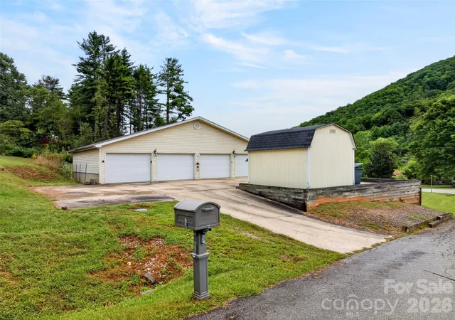 Photo 4 of Single family home for sale at 3 S Creek Dr, Leicester, NC 28748 | MLS# 4428172 | Listing updated on 2026-10-07