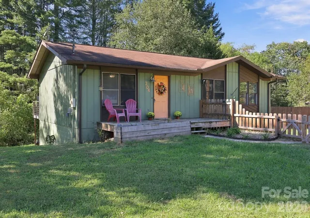 Photo 1 of Single family home for sale at 204 Oakdale Rd, Waynesville, NC 28786 | MLS# 4428185 | Listing updated on 2026-10-04