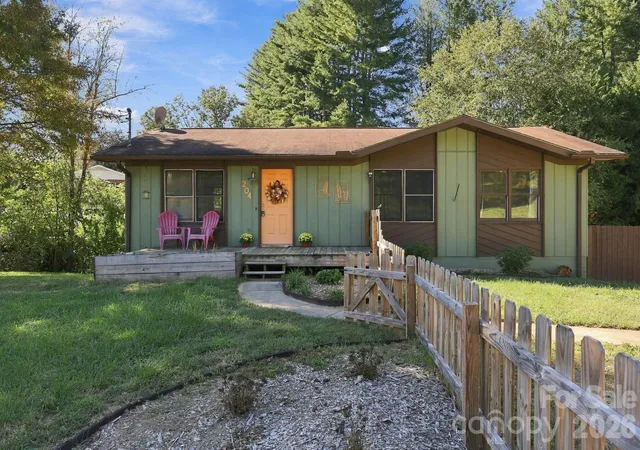 Photo 2 of Single family home for sale at 204 Oakdale Rd, Waynesville, NC 28786 | MLS# 4428185 | Listing updated on 2026-10-04