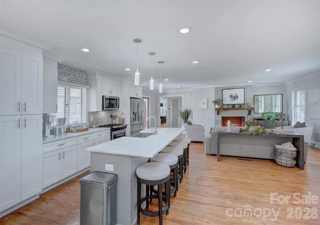 Photo 4 of Single family home for sale at 1230 Redcoat Dr, Charlotte, NC 28211 | MLS# 4428216 | Listing updated on 2026-10-08