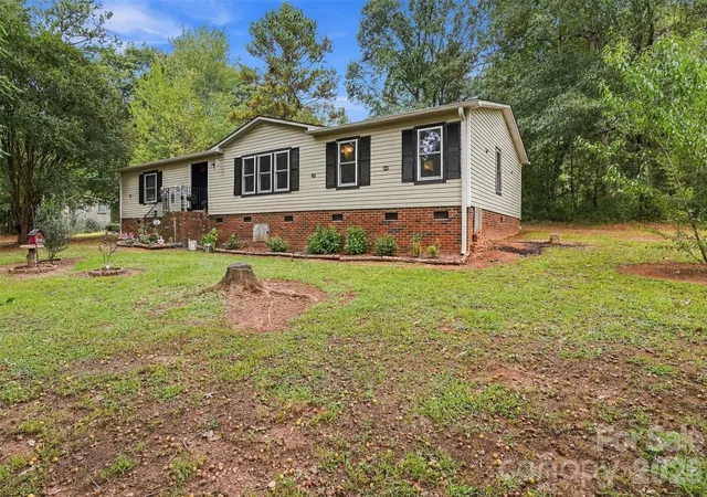 Photo 2 of Single family home for sale at 106 Amy Dr, Kings Mountain, NC 28086 | MLS# 4428225 | Listing updated on 2026-09-25