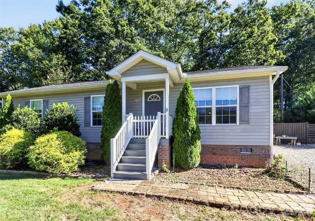 Photo 2 of Single family home for sale at 2454 Oak Valley Ln, Maiden, NC 28650 | MLS# 4428248 | Listing updated on 2026-09-29