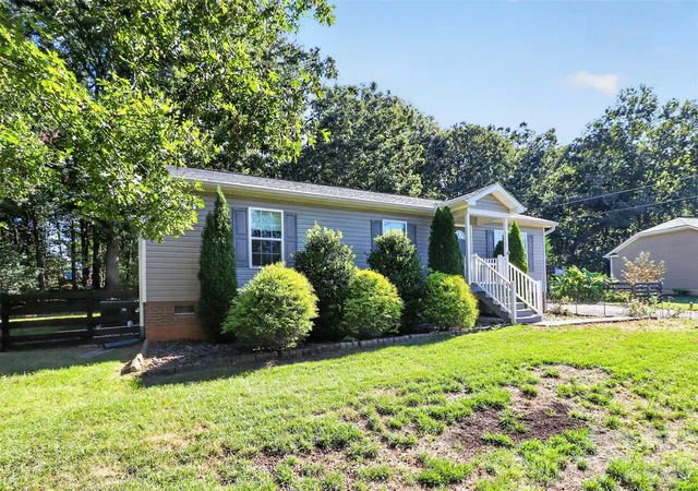 Photo 3 of Single family home for sale at 2454 Oak Valley Ln, Maiden, NC 28650 | MLS# 4428248 | Listing updated on 2026-09-29