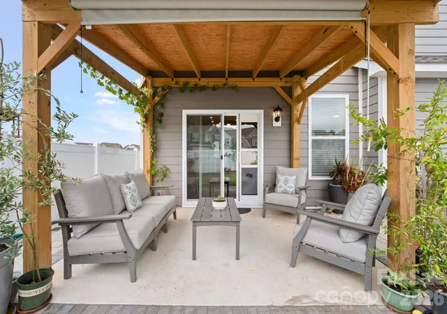 Photo 3 of Single family home for sale at 30 Silverthorne Ct, Hendersonville, NC 28792 | MLS# 4428256 | Listing updated on 2026-10-08