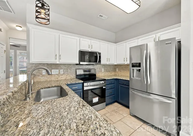 Photo 3 of Single family home for sale at 1513 Bucklebury Ct, Charlotte, NC 28269 | MLS# 4428259 | Listing updated on 2026-10-01