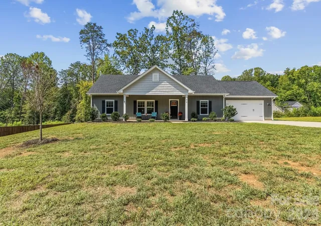 Photo 2 of Single family home for sale at 916 Westminster Dr #8, Statesville, NC 28677 | MLS# 4428276 | Listing updated on 2026-10-05