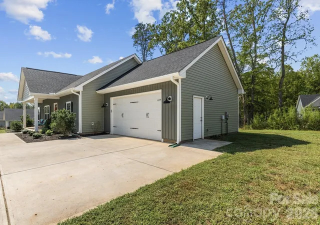 Photo 3 of Single family home for sale at 916 Westminster Dr #8, Statesville, NC 28677 | MLS# 4428276 | Listing updated on 2026-10-05