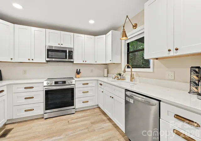 Photo 4 of Single family home for sale at 643 Timberline Dr, Maggie Valley, NC 28751 | MLS# 4428278 | Listing updated on 2026-10-09