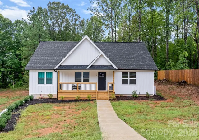 Photo 1 of Single family home for sale at 110 S Yadkin River Rd, Statesville, NC 28625 | MLS# 4428286 | Listing updated on 2026-10-04