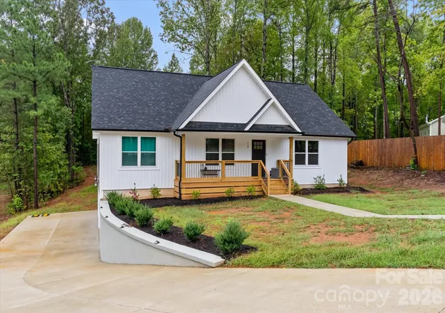 Photo 2 of Single family home for sale at 110 S Yadkin River Rd, Statesville, NC 28625 | MLS# 4428286 | Listing updated on 2026-10-04