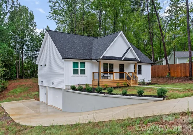 Photo 3 of Single family home for sale at 110 S Yadkin River Rd, Statesville, NC 28625 | MLS# 4428286 | Listing updated on 2026-10-04