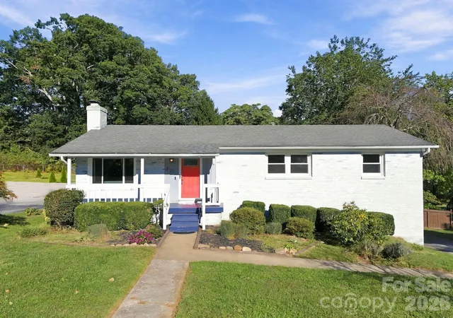 Photo 1 of Single family home for sale at 20 Oak Leaf Ln, Arden, NC 28704 | MLS# 4428289 | Listing updated on 2026-10-06