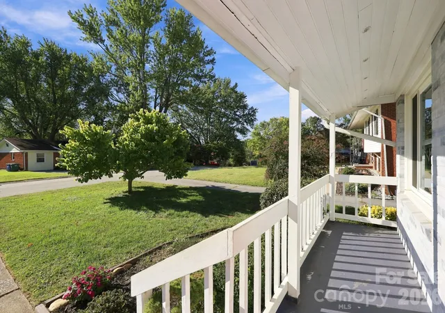 Photo 3 of Single family home for sale at 20 Oak Leaf Ln, Arden, NC 28704 | MLS# 4428289 | Listing updated on 2026-10-06